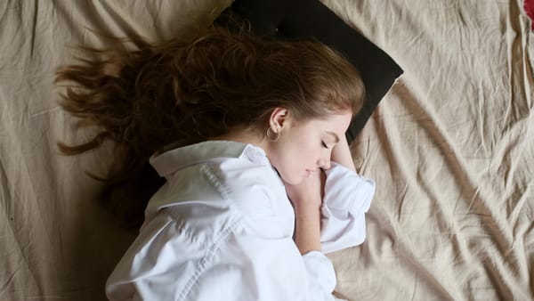 woman sleeping. optimizing your sleep naturally.